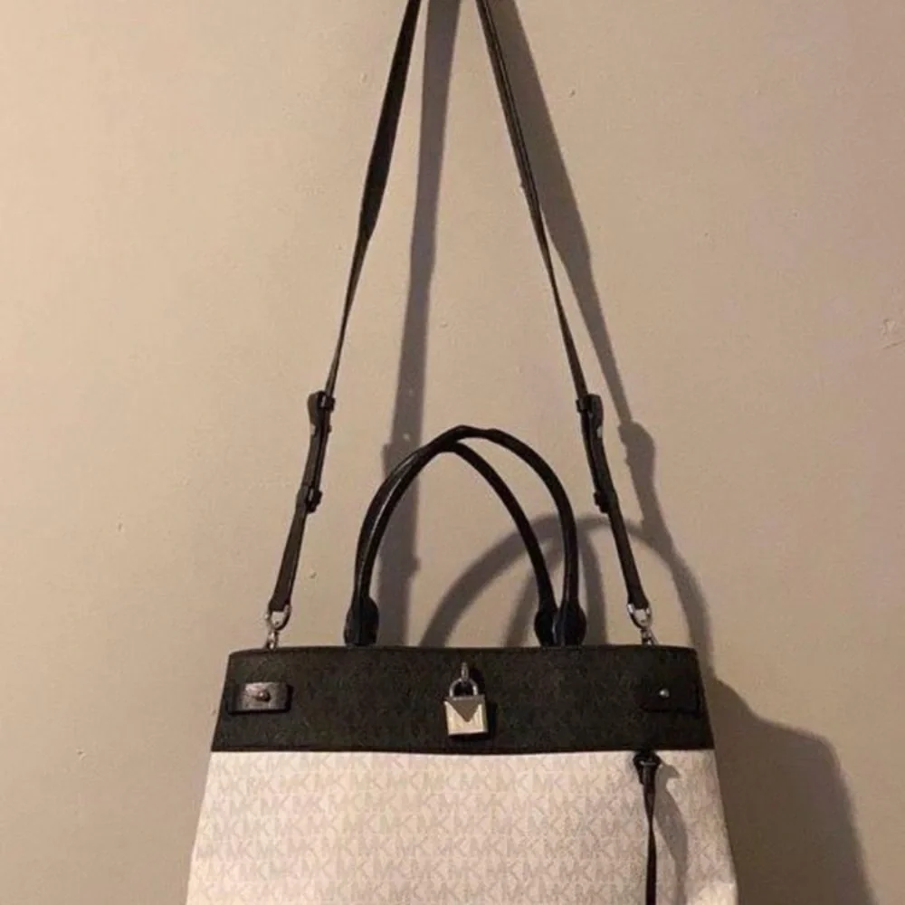 Michael Kors purse - Picture 2 of 10